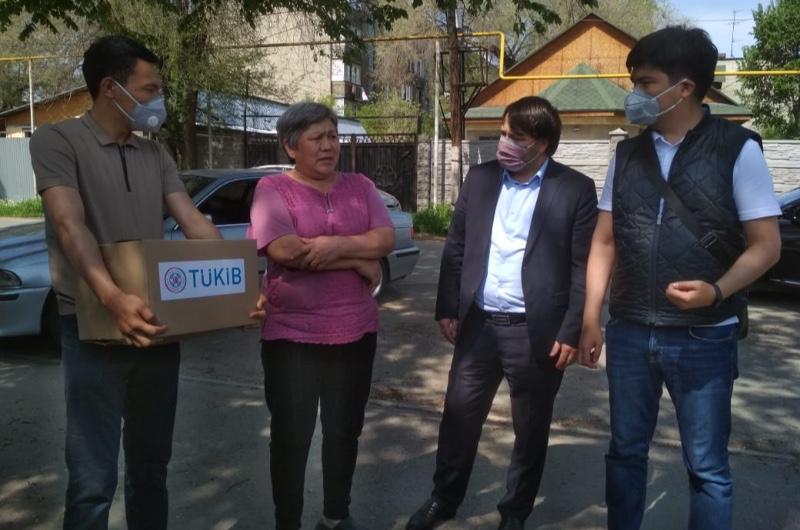 Almatı’nın Almalı ve Turksib semtlerinde toplam 500 gıda kolisi dağıtılıyor  27 /04/2020                                                                         